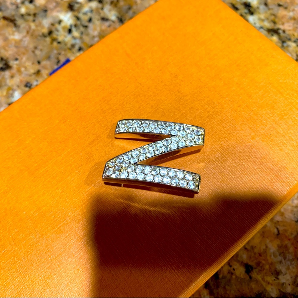 Like new rare and stunning fashionable N letter brooch with sparky crystals!